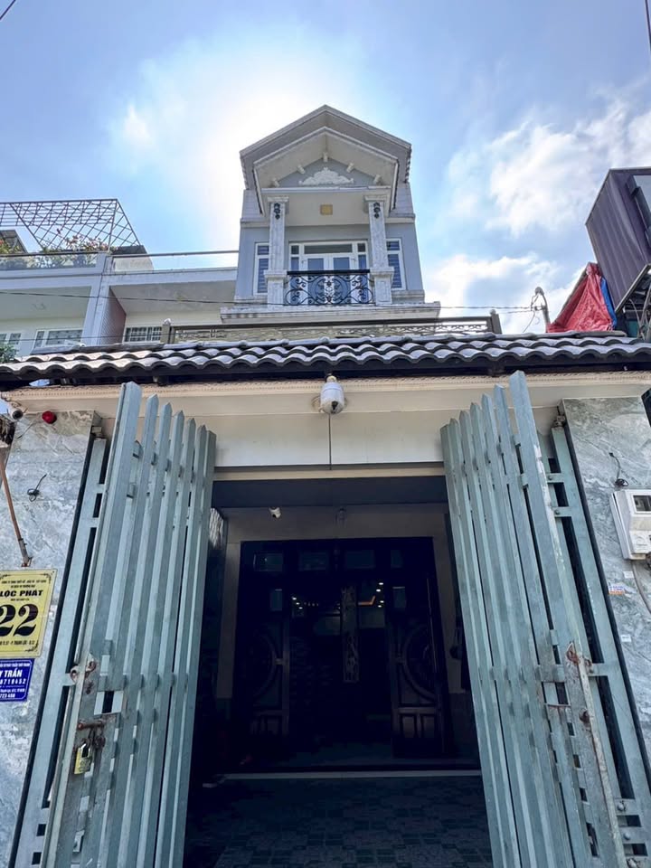 Nhà mặt tiền Tl57 quận 12, 80m² giá 10 triệu - Sân ô tô rộng rãi!