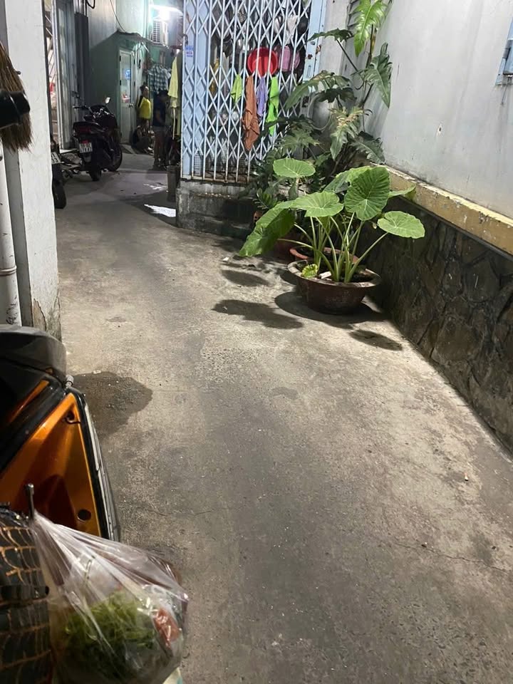 Nhà bán tại Bình Tân 20m² giá 2.4 tỷ - Sổ hồng riêng, hoàn công đầy đủ!