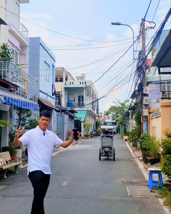 Nhà phố Thủ Đức 90m² giá 9.8 tỷ - Đẹp không tì vết, sân đậu ô tô rộng rãi!