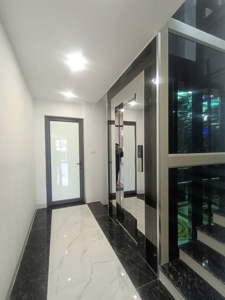 Nhà phố 7 tầng Hoàng Cầu 82m² giá 20 tỷ - An ninh tuyệt đối, tiện ích đầy đủ!