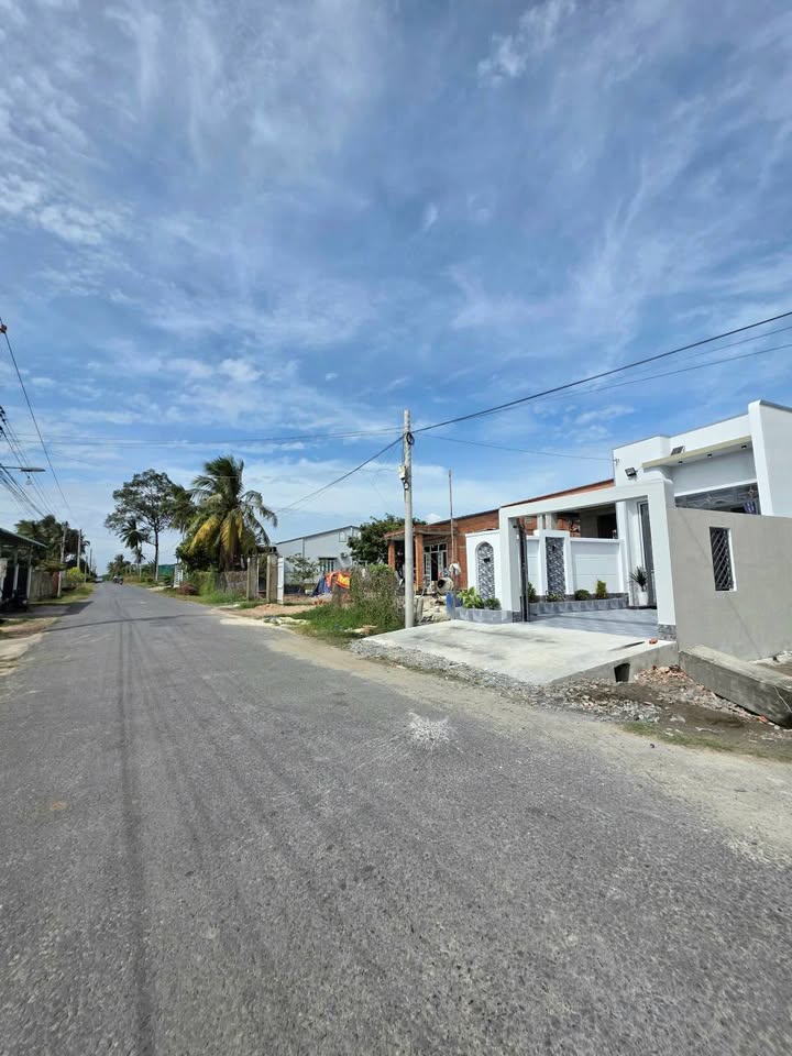 Nhà mới hoàn thiện tại khu phố Trường Đức, Tây Ninh 150m² giá 1.27 tỷ - Thiết kế hiện đại, sẵn sàng ở!