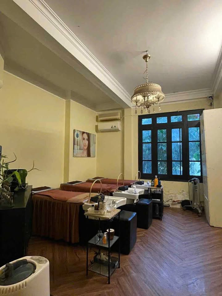 Cho thuê nhà tầng 2 tại 30 Hạ Hồi, quận Hoàn Kiếm 40m² - Linh hoạt cho ở hoặc kinh doanh!