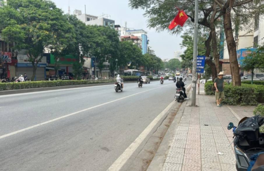 Nhà mặt đường Nguyễn Văn Cừ, Long Biên, 245m², giá 70 triệu - Kinh doanh thuận lợi!