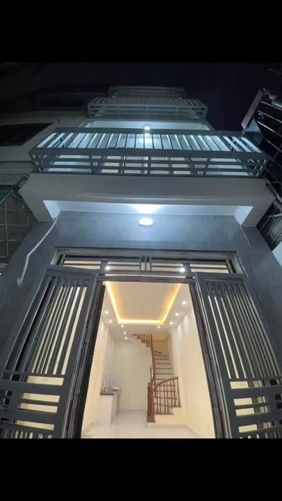 Nhà phố Nghĩa Dũng Ba Đình 32m² giá 7.5 tỷ - Tiện ích đa dạng gần chợ Long Biên!