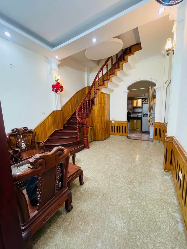 Nhà nguyên căn cho thuê tại ngõ 245 Lạc Long Quân, 45m² - Nội thất đầy đủ, chỉ việc vào ở!