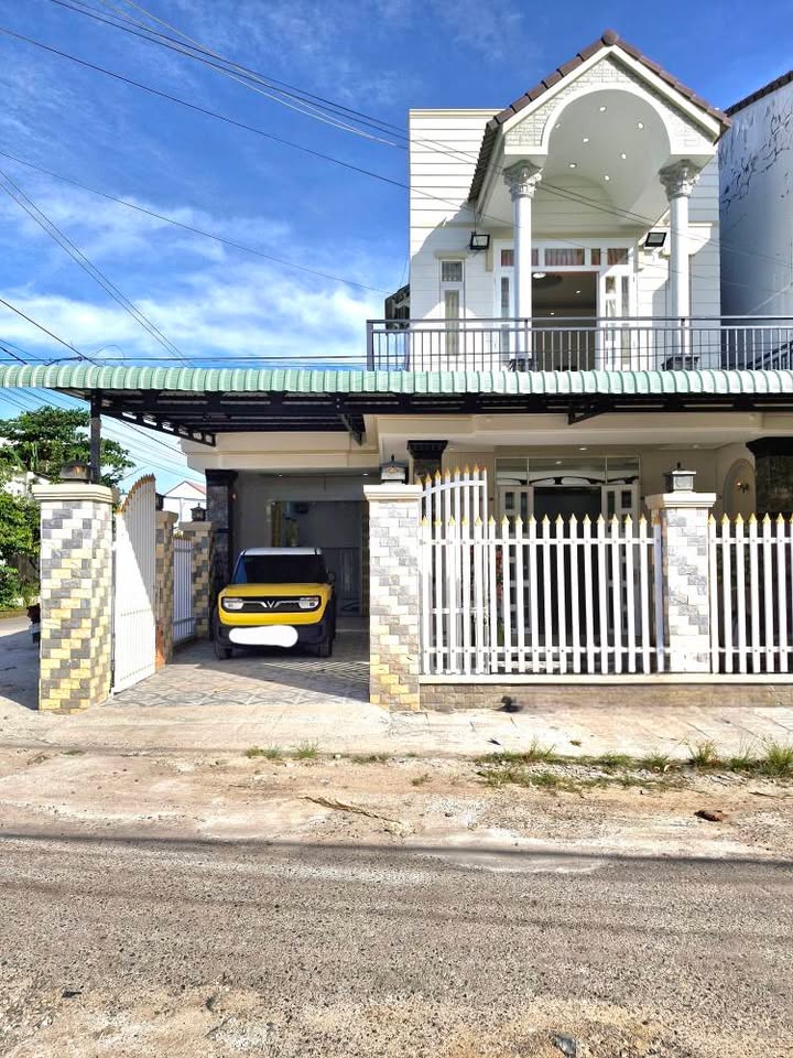 Nhà phố Hòa Thành Tây Ninh 200m² giá 3.24 tỷ - Bán gấp, vị trí đẹp!