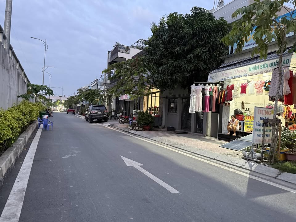 Nhà cấp 4 mặt tiền đường Lê Văn Lương, Tân Phong, Quận 7 - 215m² chỉ 11.99 tỷ!