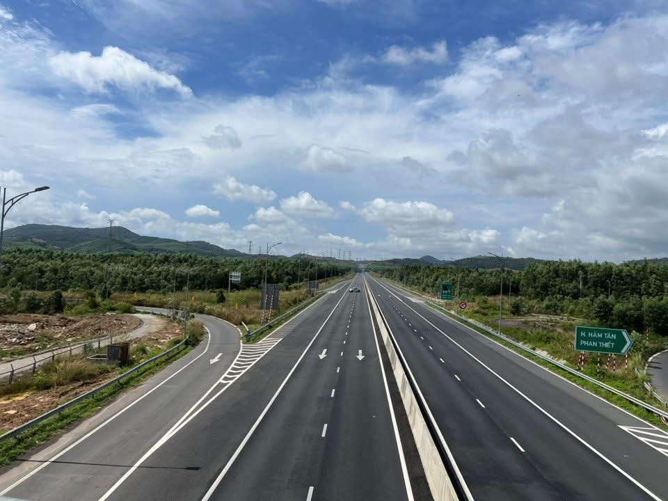 Xưởng hoạt động mặt tiền đường Thống Nhất, phường Lagi, giá 1.2 tỷ - Pháp lý rõ ràng, sẵn sàng giao dịch!