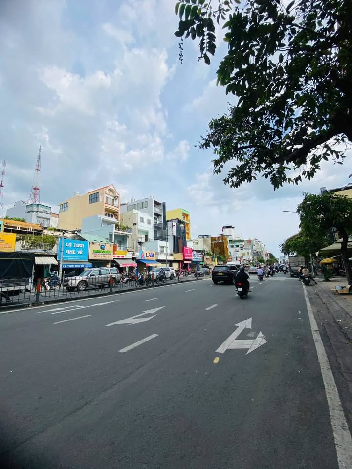 Nhà bán đường Nguyễn Văn Cừ, quận 5, diện tích 30m² giá 17 tỷ - Chính chủ, sẵn sàng giao dịch!