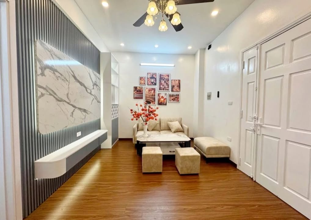 Căn hộ tập thể Lê Thanh Nghị 65m² giá 3 tỷ - Sổ đỏ chính chủ, ô tô vào sân!