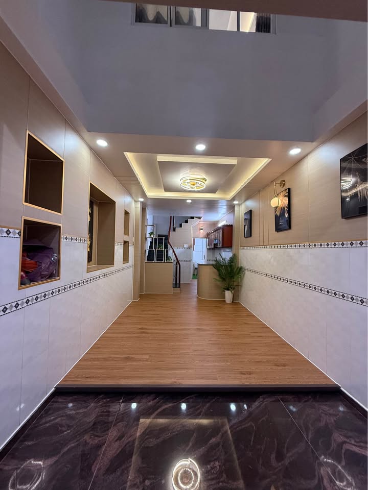 Nhà 5 tầng Phan Xích Long 200m² giá 6.98 tỷ - Sẵn sàng vào ở ngay!