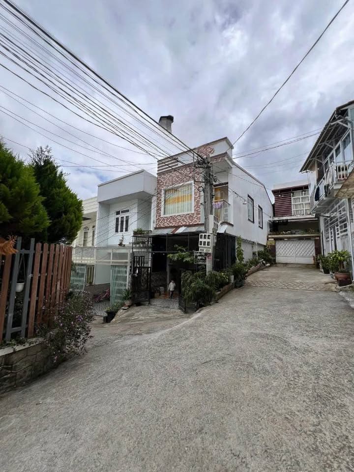 Nhà phố hẻm ô tô lớn đường Nguyễn Trung Trực, Đà Lạt 93.9m² giá 6.2 tỷ - Sẵn sàng vào ở!