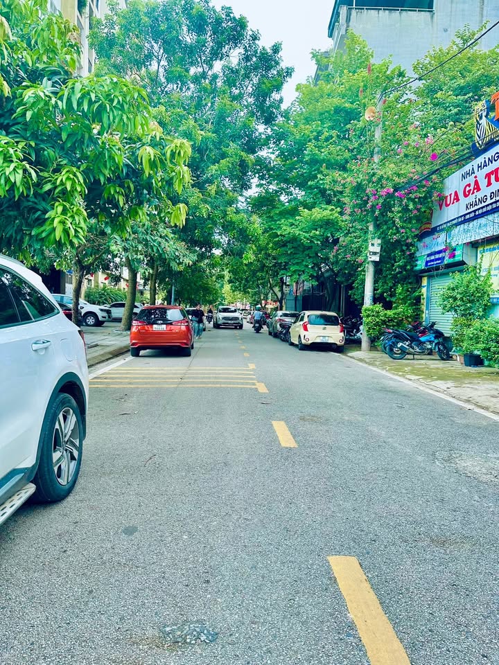 Bán đất mặt đường Hoàng Minh Đạo, Gia Thụy, 120m² giá 47 tỷ - Vị trí kinh doanh đắc địa!