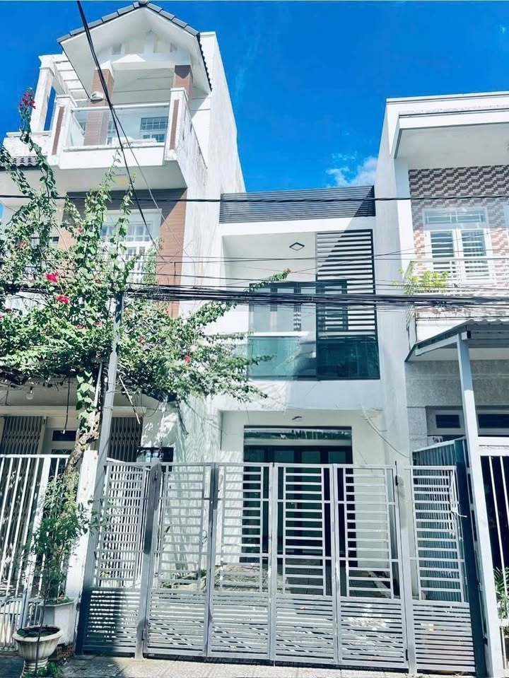 Nhà mới phố Lạc Long Quân, Bình Khánh 81.6m² giá 2 tỷ - An cư lý tưởng!