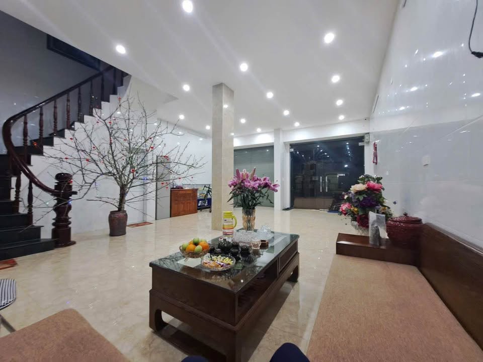 Nhà 2 tầng 1 tum mặt đường Nguyễn Cảnh Hoan, TP Vinh 100m² giá 11 tỷ - Vị trí kinh doanh lý tưởng!