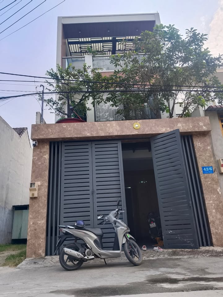 Nhà Hóc Môn 98m² giá 6.3 tỷ - Thiết kế sang trọng, tiện nghi!