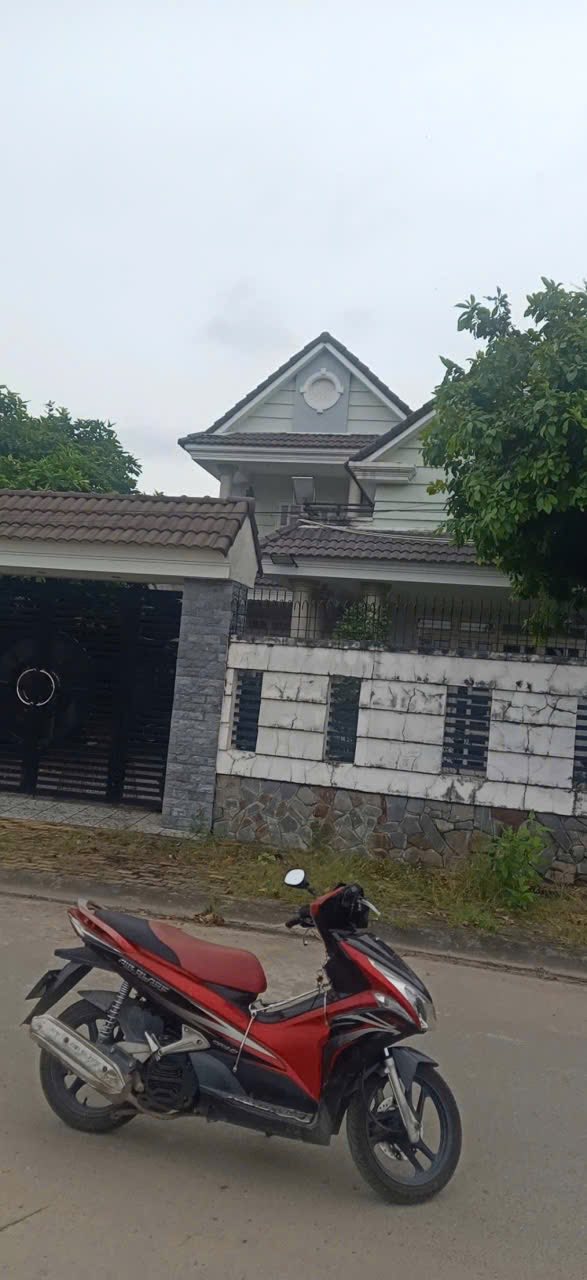 Biệt thự 400m² phường Bình Hòa, Bình Dương giá 12 tỷ - Tiện ích đầy đủ!