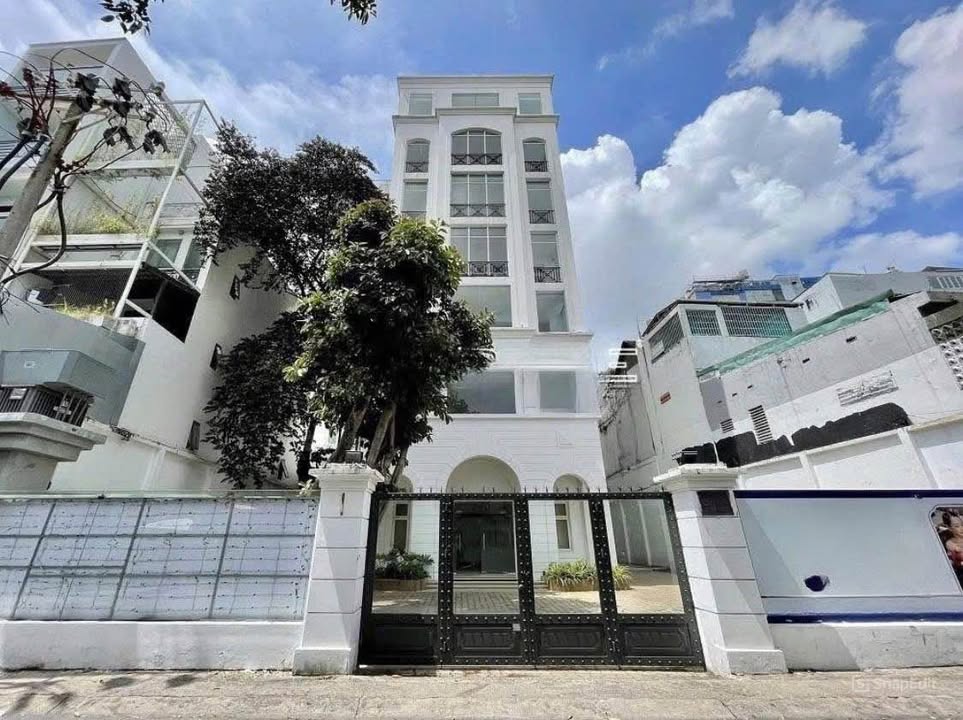 Cho thuê tòa nhà Hoàng Diệu Quận Phú Nhuận 600m² - Vị trí đắc địa cho văn phòng và kinh doanh!