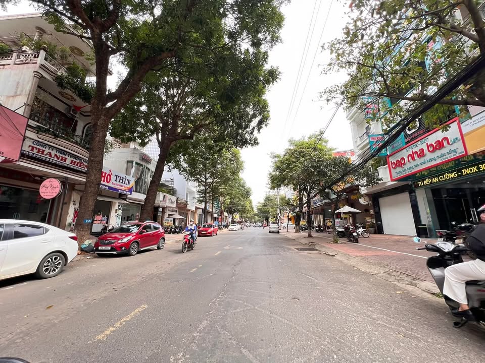 Nhà nguyên căn 1 trệt 3 lầu mặt tiền Ngô Quyền 100m² giá 20 triệu - Kinh doanh sầm uất!