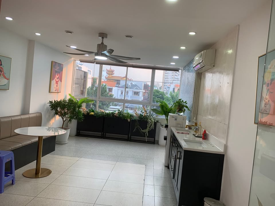 Cho thuê nhà mặt tiền Phan Xích Long 160m² - Khu kinh doanh sầm uất!