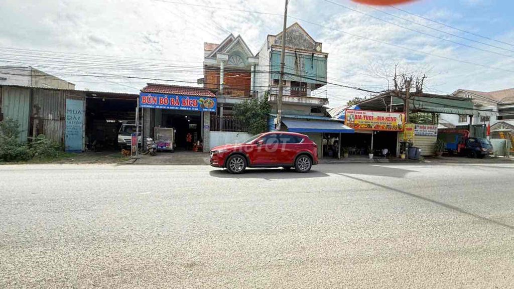 Nhà mặt tiền Lê Hồng Phong, Tân Đông Hiệp, Dĩ An 300m² giá 13.5 tỷ - Kinh doanh sầm uất!