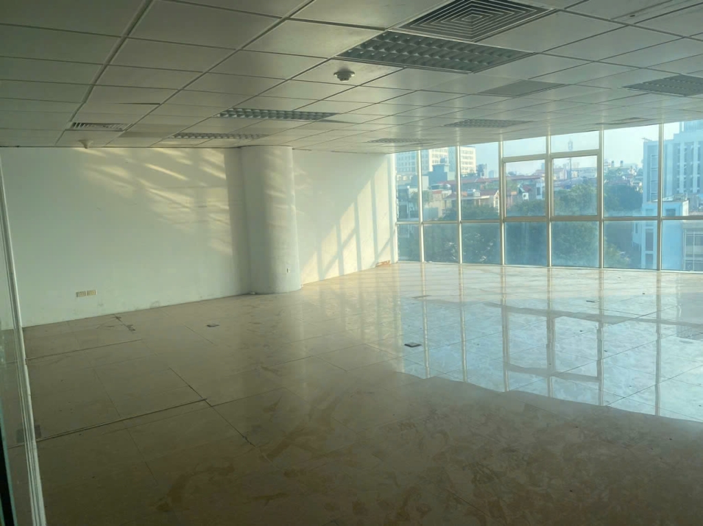 Cho thuê văn phòng Hoàng Quốc Việt 100m² giá chỉ 28 triệu - Vị trí đắc địa, sẵn sàng làm việc!