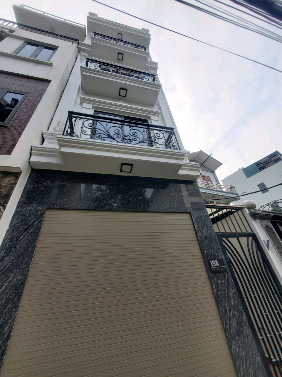 Bán nhà 5 tầng Thạch Bàn, Long Biên 53m² giá 8.2 tỷ - Ô tô đỗ cửa, tiện ích đầy đủ!