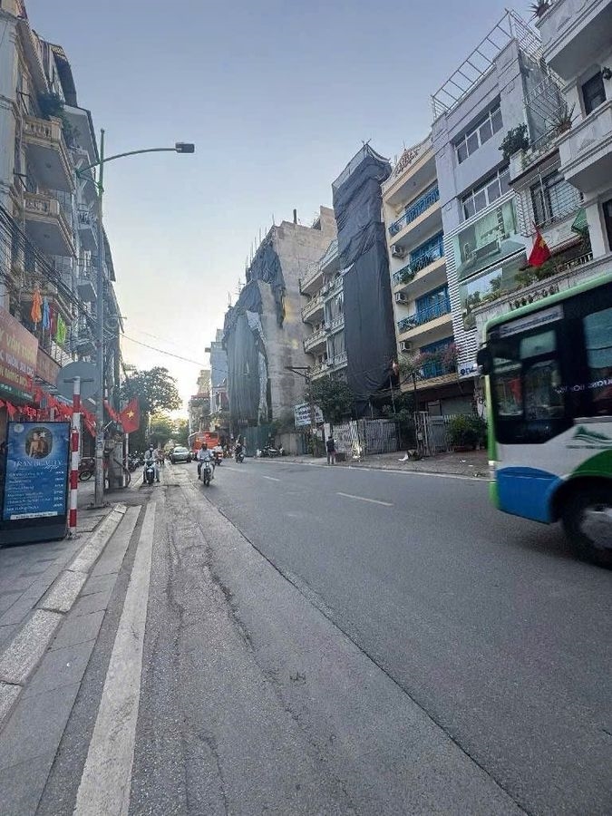 Nhà mặt phố Giảng Võ Đống Đa 98m² giá 40.8 tỷ - Vị trí đắc địa, thuận tiện kinh doanh!