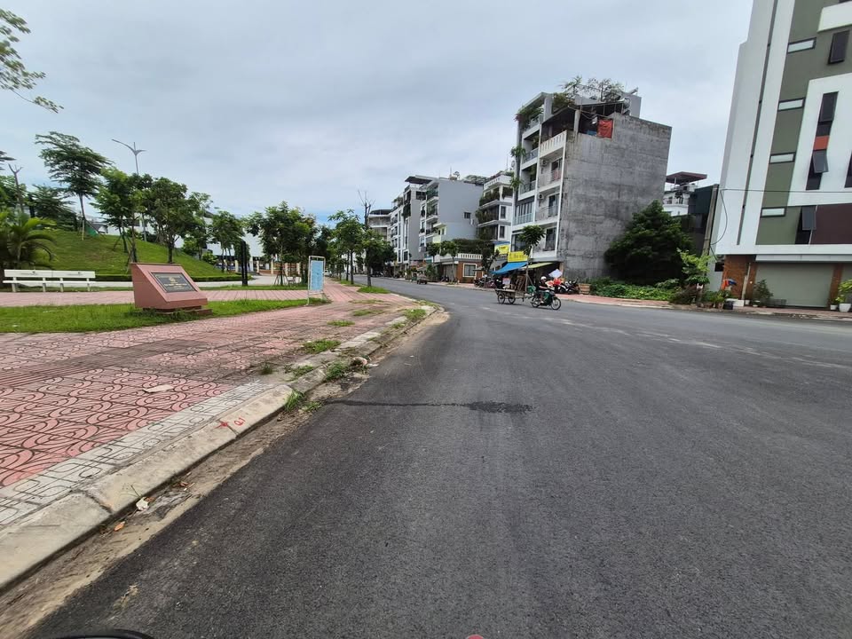 Bán nhà 3 tầng + đất TĐC Ngọc Thụy 60m² giá 225 triệu - Tiện ích đầy đủ!