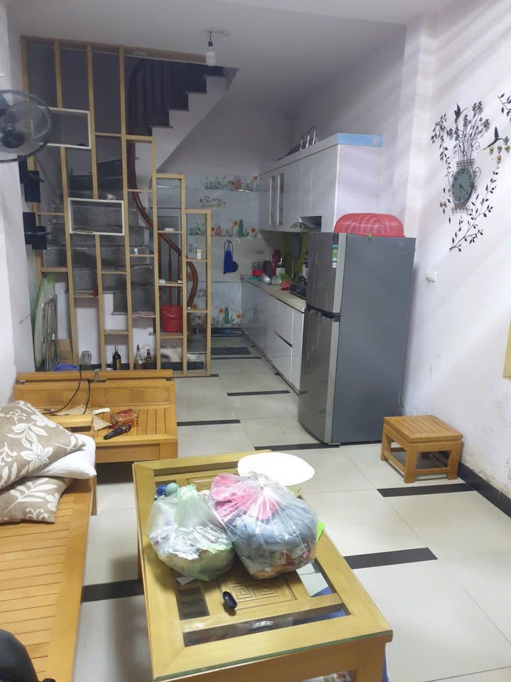 Nhà cho thuê nguyên căn 4 tầng Lĩnh Nam - Full nội thất, an ninh tốt!