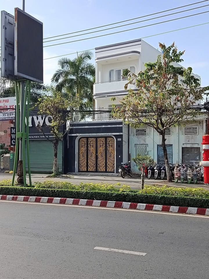Nhà mặt tiền đường Đại lộ Đồng Khởi, Phú Tân, 235m² - Chỉ 20 triệu/tháng!