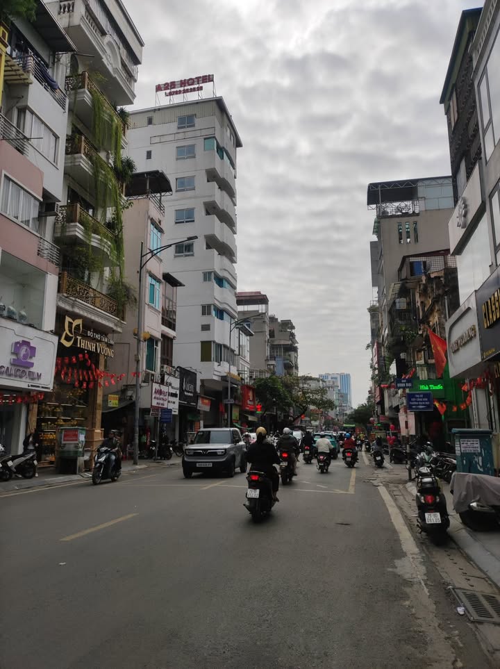 Bán nhà Mặt Phố Bạch Mai 53m² giá 18 tỷ - Kinh doanh sầm uất, vị trí đắc địa!