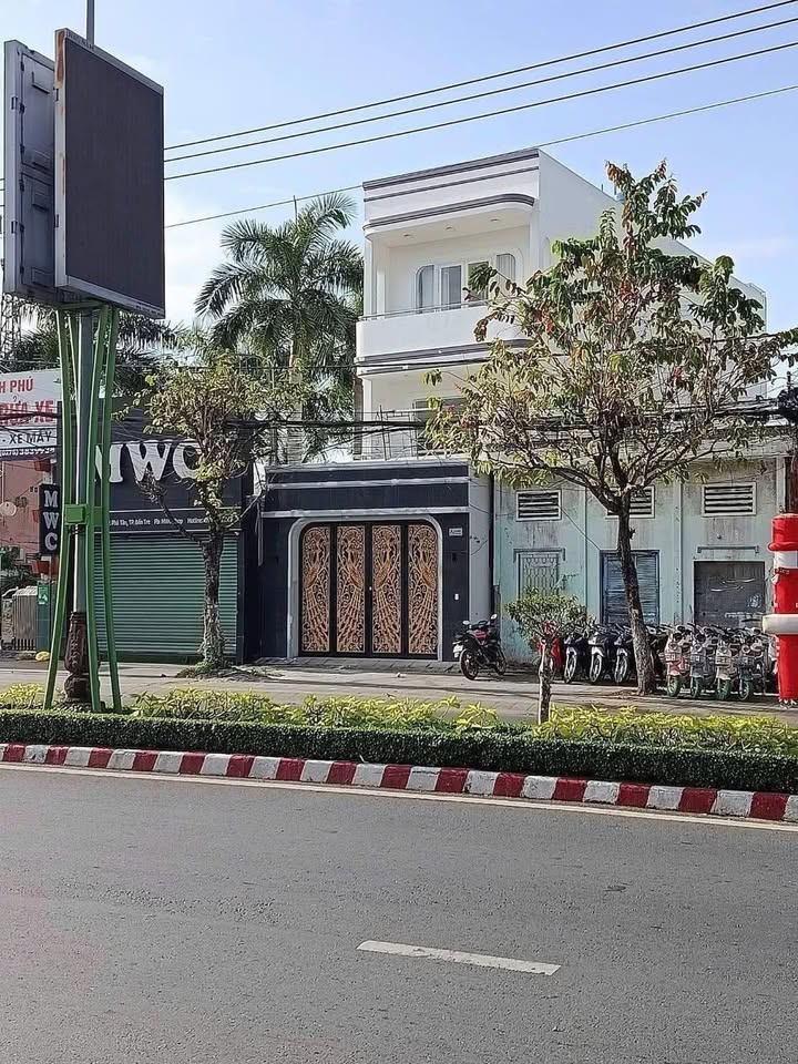 Nhà mặt tiền Đại Lộ Đồng Khởi, phường Phú Tân, diện tích 235m² - Giá 20 triệu/tháng, thuận lợi kinh doanh!
