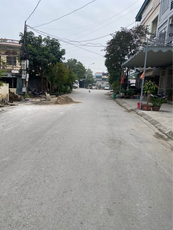 Nhà cấp 4 Nam Sơn - Nam Ngạn 40m² giá 1 tỷ - Hướng Đông, ngõ xe máy