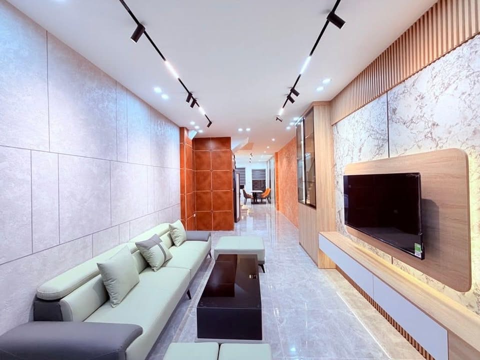 Nhà đẹp 3 tầng tại Việt Hưng 52m² giá 8 tỷ - Ô tô sát cửa, ngay gần BigC!