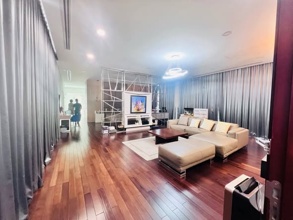 Biệt thự đẳng cấp mặt tiền công viên Hoàng Việt, Tân Bình 760m² giá 138 tỷ - Cơ hội sở hữu hiếm có!