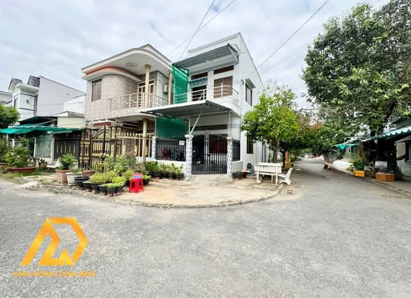 Nhà bán Hẻm 62, Đường Nguyễn Chí Thanh, TP. Vĩnh Long 108.8m² giá 2.3 tỷ - Vị trí đẹp, dân cư đông đúc!