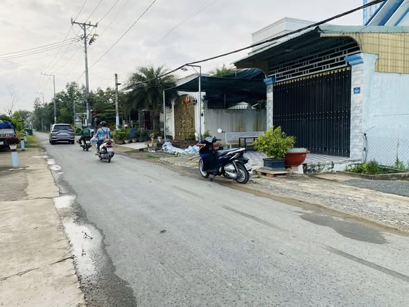 Đất thổ cư Lương Hoà, Bến Lức 92.8m² giá 1.35 tỷ - Gần chợ và trường học!