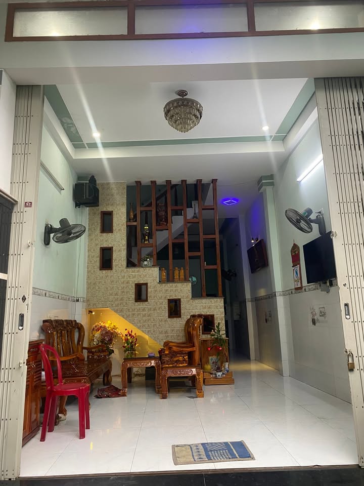 Nhà 3 tầng Hẻm Tây Sơn, Quang Trung, 52m² giá 2.6 tỷ - Chỉ 1 bước chân đến Gara Quyền!