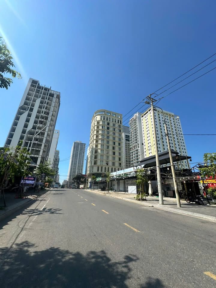 Nhà 3 tầng đường Phan Thúc Duyện, Mỹ An 151m² giá 30 tỷ - Vị trí đắc địa, gần biển!