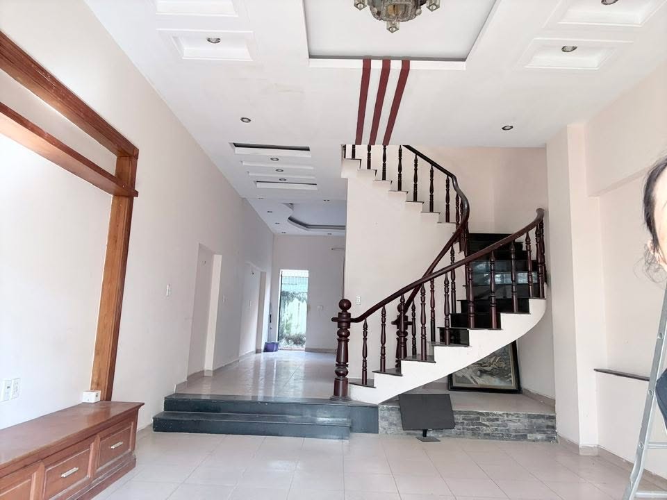 Nhà mặt tiền kinh doanh Thủ Đức 100m² giá 22 triệu - Vị trí sầm uất, thuận lợi!