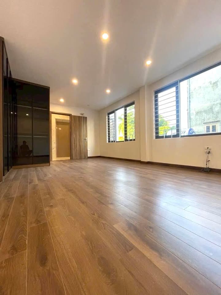 Nhà đẹp 5 tầng tại Sài Đồng 68m² giá 9 tỷ - Thiết kế hiện đại, thang máy tiện nghi!