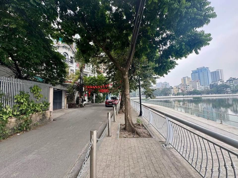 Nhà mặt tiền Hoàng Cầu 12m² giá 30 tỷ - View hồ thoáng mát!