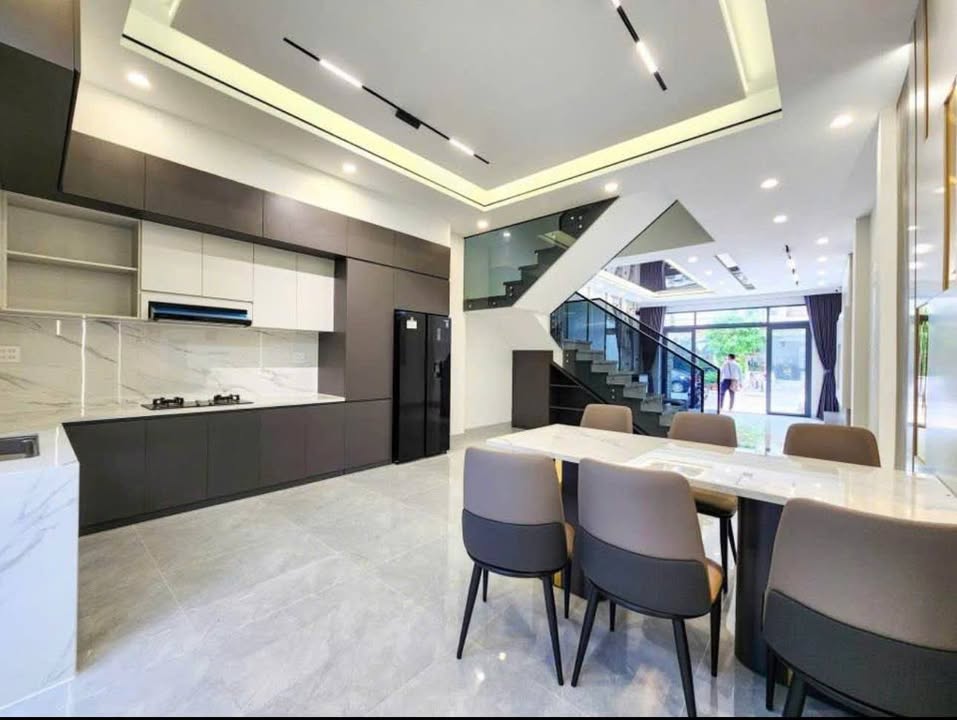 Nhà phố Nguyễn Văn Cừ Long Biên 47m² giá 12 tỷ - Đón Tết ngay!