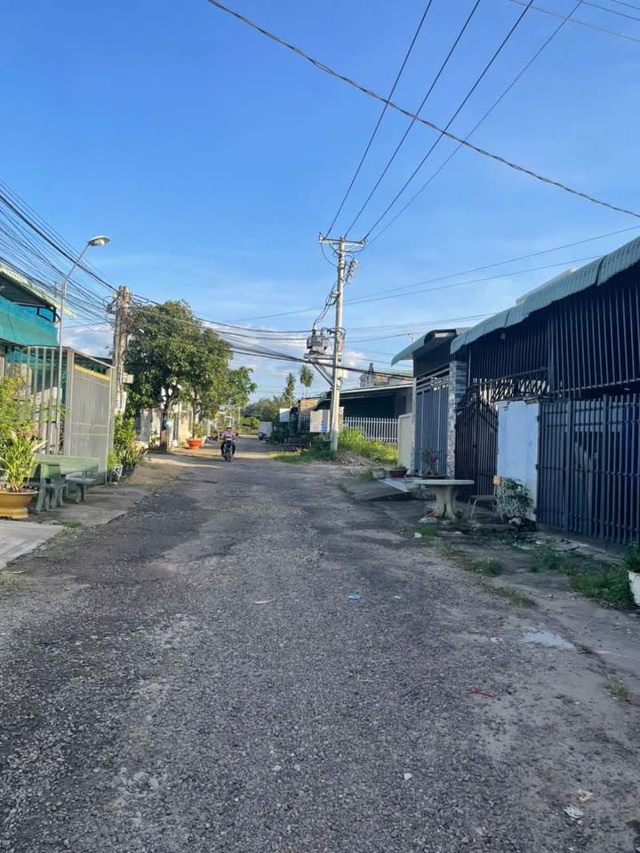 Nhà bán tại Tân Xuân, Đồng Xoài 90m² giá chỉ 900 triệu - Sẵn sàng vào ở!