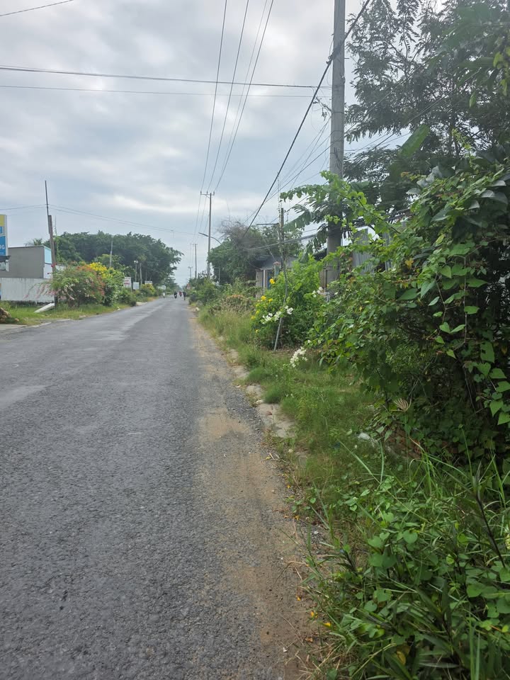 Bán đất và nhà mặt tiền Hương lộ 18, Cầu Ngang 528m² giá 2.2 tỷ - Vị trí thuận lợi cho kinh doanh!