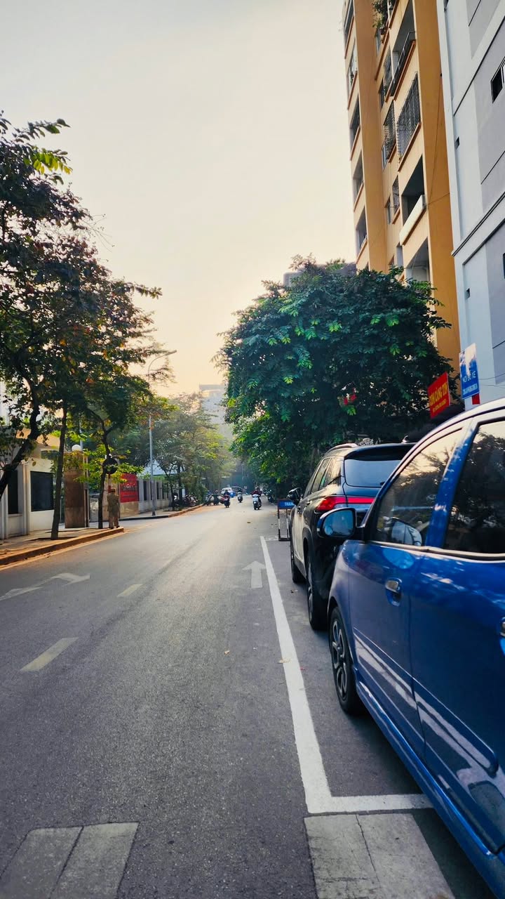 Nhà phân lô Hoàng Cầu 21m² giá 1x tỷ - Kinh doanh đỉnh, ô tô tránh!