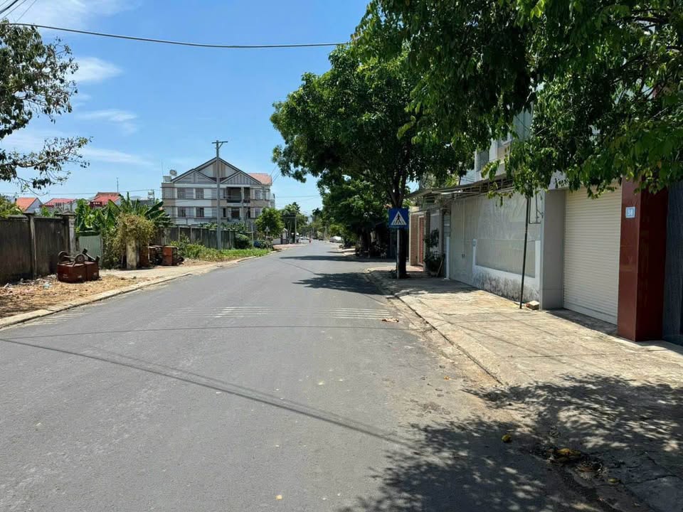 Nhà phố 2 tầng đường Nguyễn Viết Xuân, TP. Kon Tum 104m² giá chỉ 2.5 tỷ - Tiện ích đầy đủ!