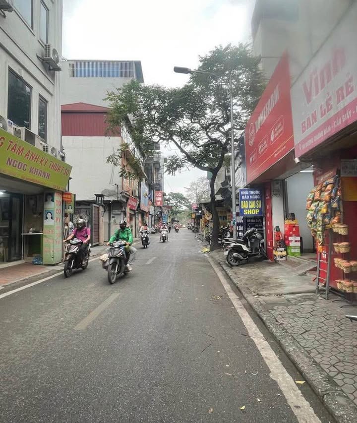 Nhà mặt phố Cầu Giấy 110m² giá 40 tỷ - Kinh doanh sầm uất!