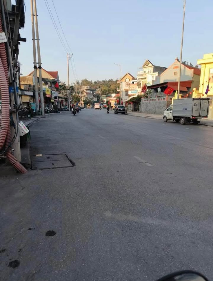 Nhà 2,5 tầng tại Ngõ Bà Mít, Hạ Long 73m² giá 2.1 tỷ - Đường rộng ô tô đỗ thoải mái!